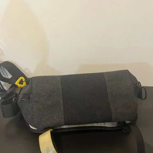 TIMBUK2 Black Messenger Bag barely used! Built to last! - Picture 2 of 11